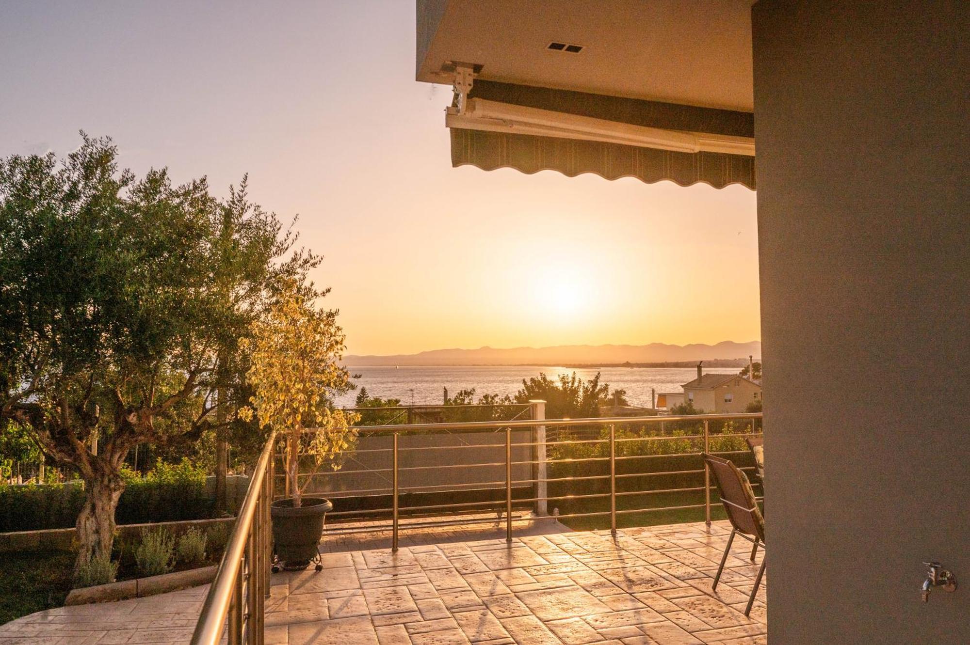 Thea Seaview Luxury Living Villa กาลามาตา ภายนอก รูปภาพ